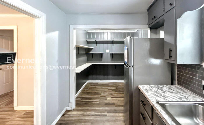 Building Photo - 913 Meadowbrook Dr