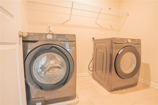 Building Photo - 1060 Sunny Lk Dr