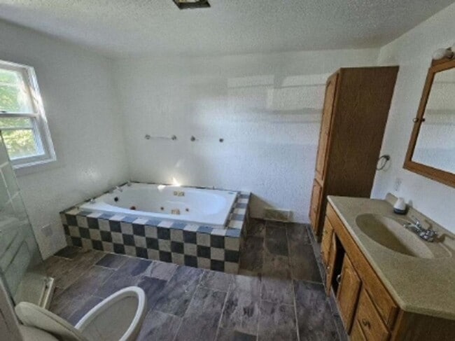 Building Photo - 4 Bed 2 Bath House for Rent