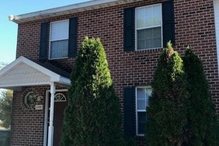 Building Photo - 1409 Varsity Ln