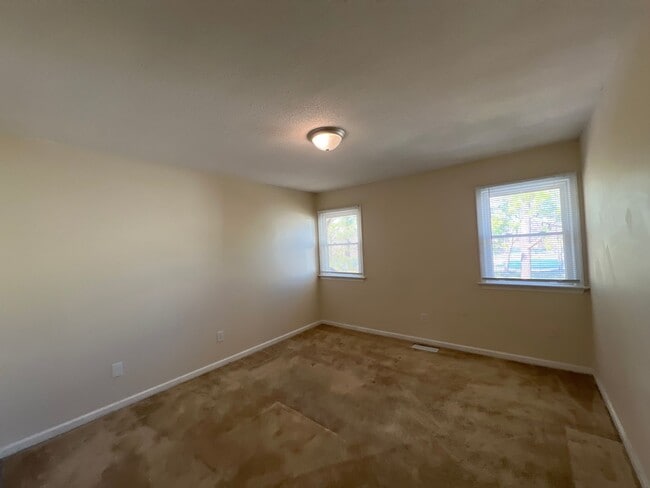 Building Photo - Spacious HOLLAND MEADOWS townhome