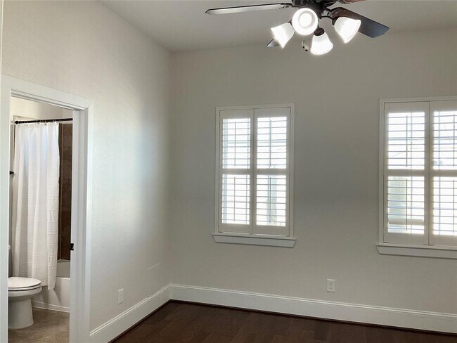 Building Photo - 170 W Breezy Way