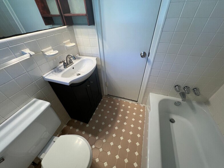 Building Photo - 726 E Magnolia Ave