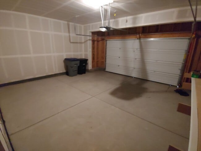 Building Photo - Gorgeous 4 Bed 3.5 Bath in Fantastic Location