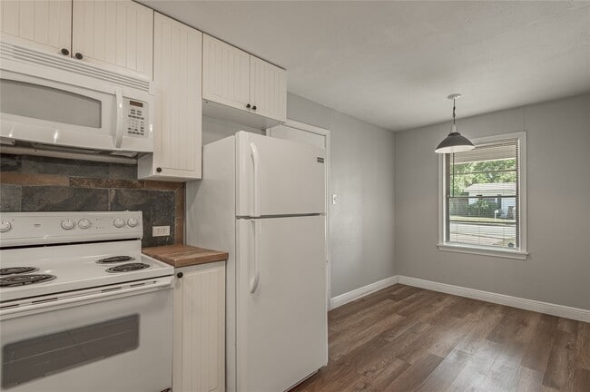 Building Photo - 1528 Ave P