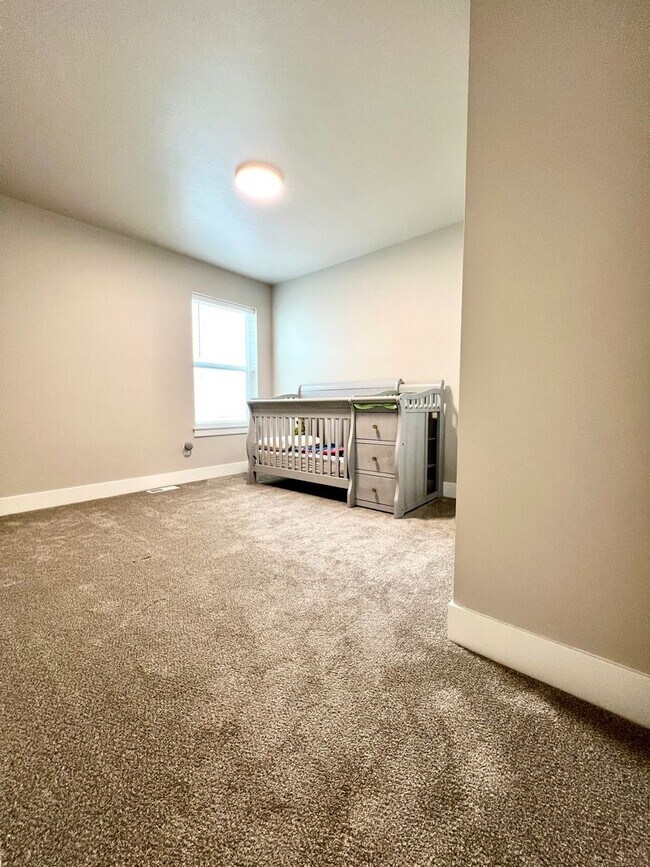 Building Photo - Peregrine Townhomes