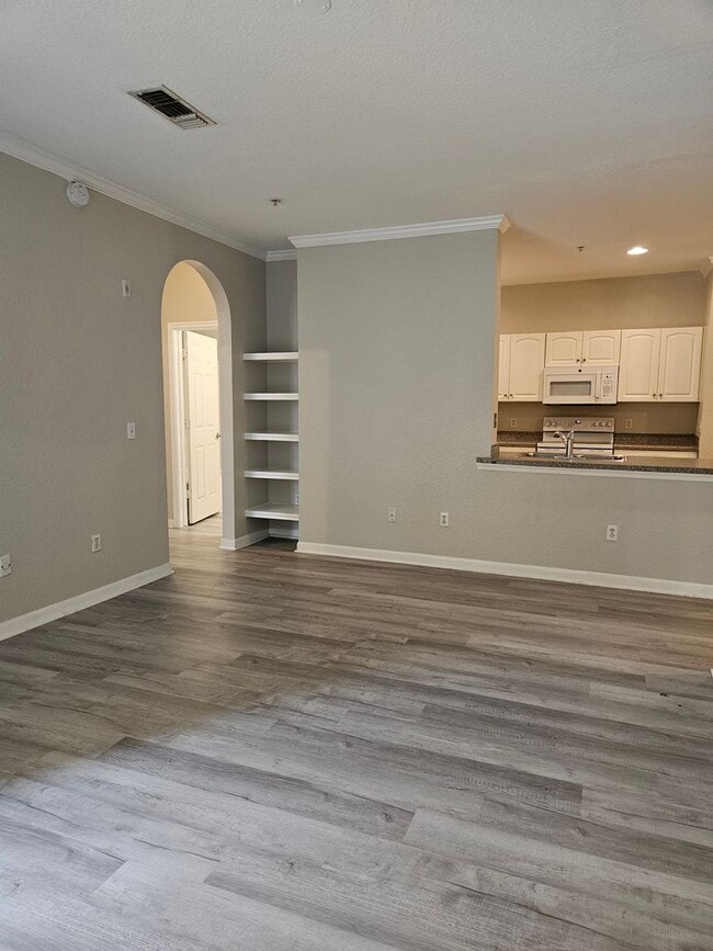 Building Photo - Beautiful Downtown Condo 2/2 Courtyard View FREE WATER/SEWER