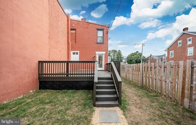 Building Photo - 303 W Washington St