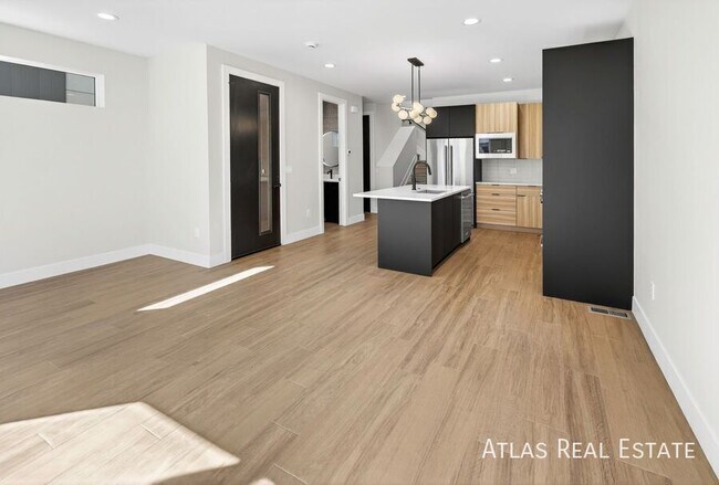 Building Photo - 830 Cherry St