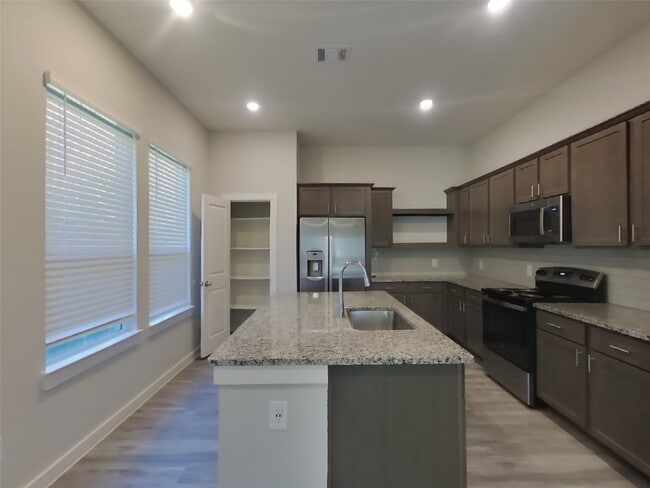 Building Photo - 9835 Willow Creek Commerce Dr