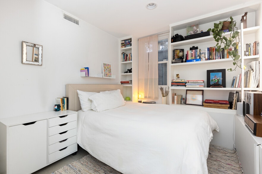 Building Photo - 241 Windward Ave