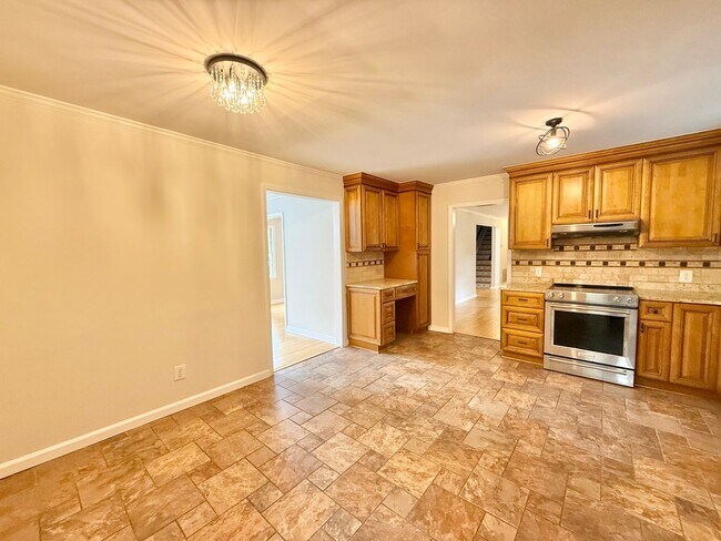 Building Photo - **OFFERING RENT PROMOTION FOR FIRST 6 MONT...