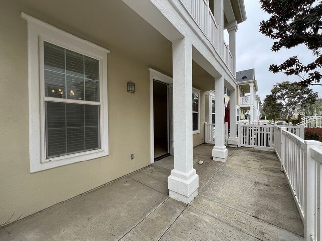 Building Photo - Spacious Townhome in Ventura!