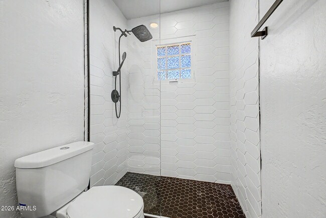 Building Photo - 6732 E 6th St