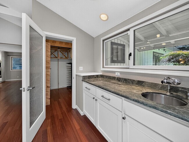 Building Photo - Gorgeous Single Level Home with Pool in Alamo Available Now!