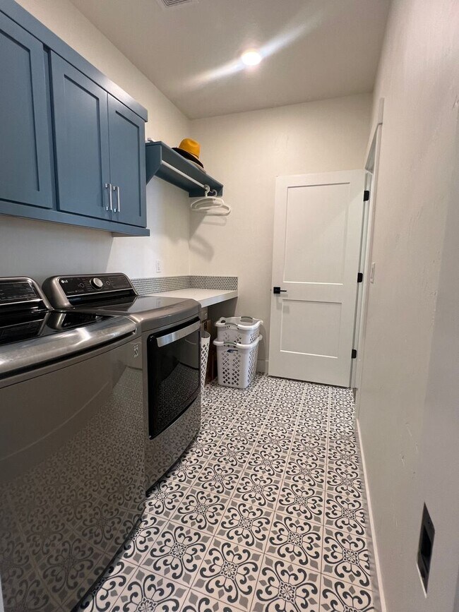 Building Photo - Gorgeous 3 bed 2 ba home in the perfect Me...