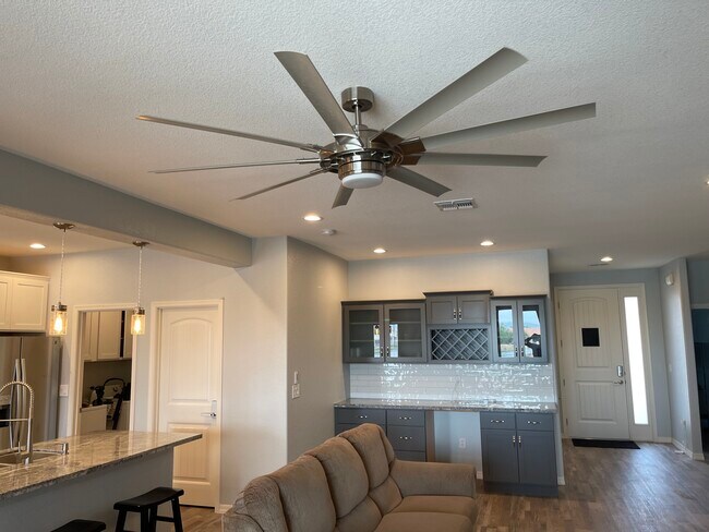 Building Photo - 5879 Desert Lakes Dr
