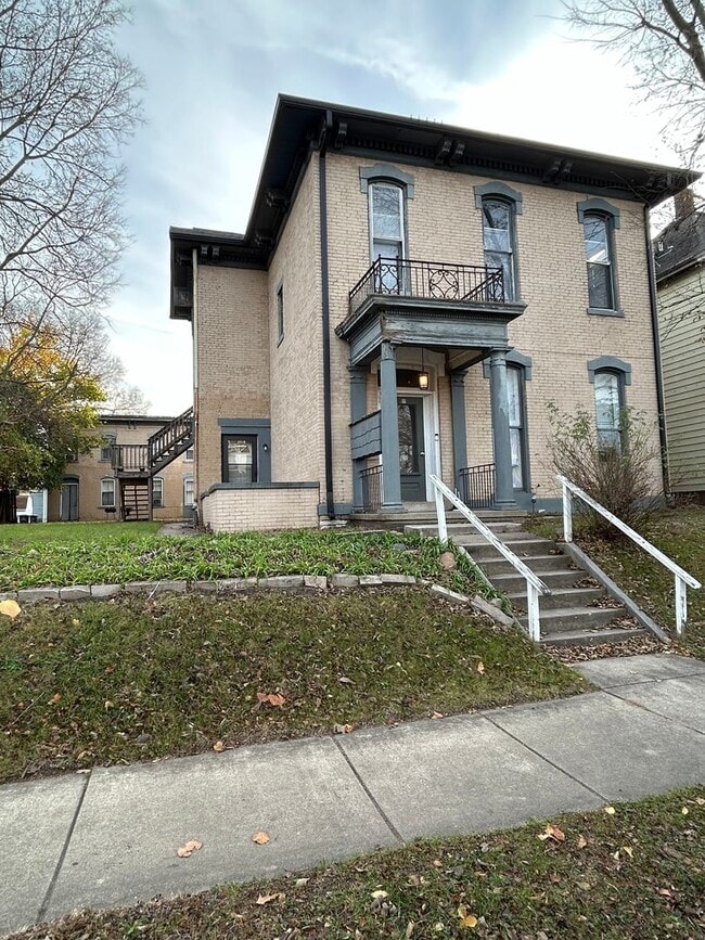 Building Photo - 911 N 9th St Rd