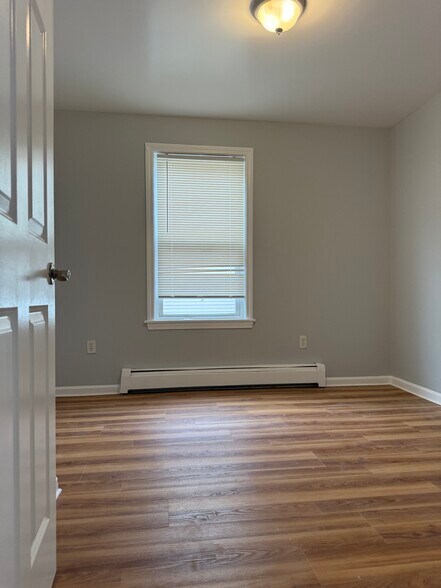 Building Photo - 374 River St