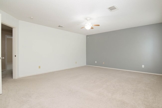 Building Photo - Beautiful 4/3.5 Home Available for Immedia...