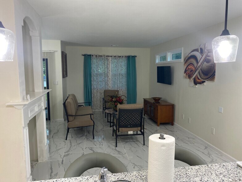 Building Photo - 825 Forest Lake Dr S