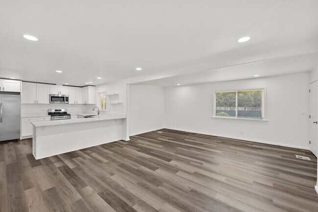 Building Photo - Updated 3-Bedroom Port Orchard Rambler with Covered Porch