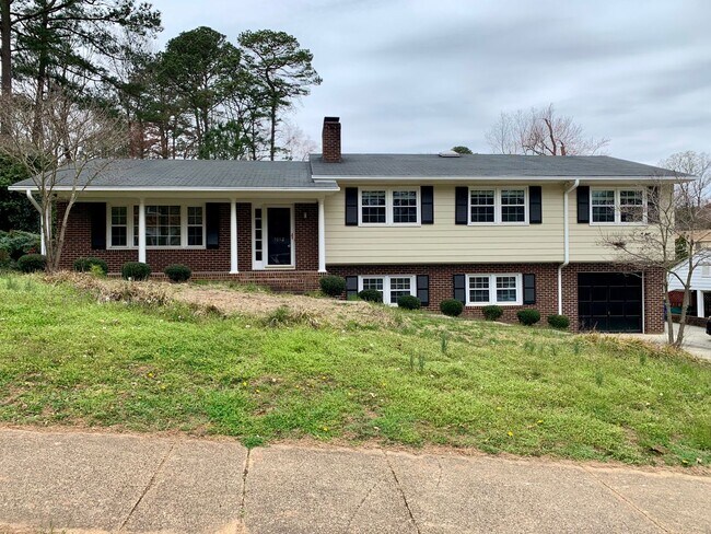 Primary Photo - Spacious 4 Bed | 3 Bath Split Level Home i...