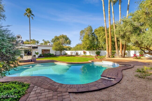 Building Photo - 6954 E Caballo Dr