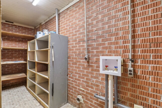 Building Photo - 2610 Hill Dr Cir