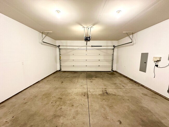 Building Photo - Spacious 4 Bedroom 2 Bathroom Home on Culd...
