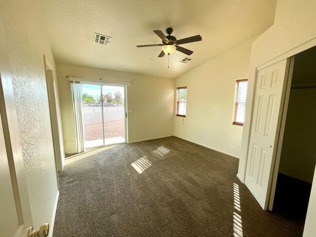 Building Photo - Cute 3 Bedroom Desert Lakes Golf Course Co...