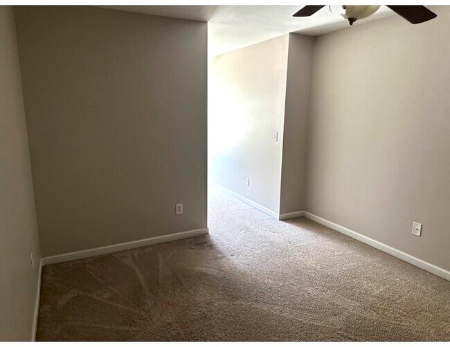 Building Photo - 140 Oakmont Dr