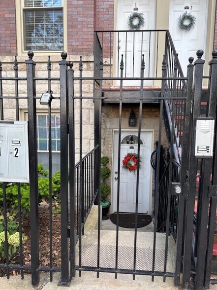 G Apt entry - 1618 S Washtenaw Ave