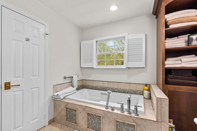 Building Photo - 4 Bed 4.5 Bath - Bethesda  Single Family Colonial - 2 Car Garage