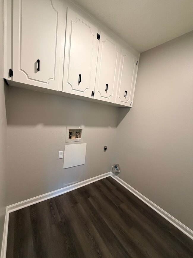 Building Photo - Buy or Lease!