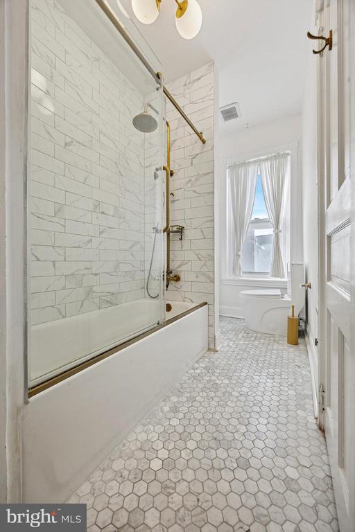 Building Photo - 437 Roxborough Ave