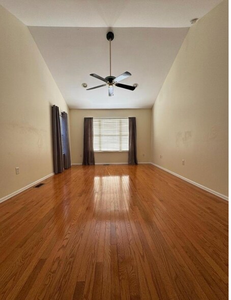 Building Photo - 10 Hopkinson Ct