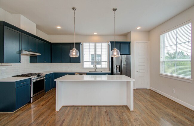 Building Photo - 2812 Grand Fountains Dr