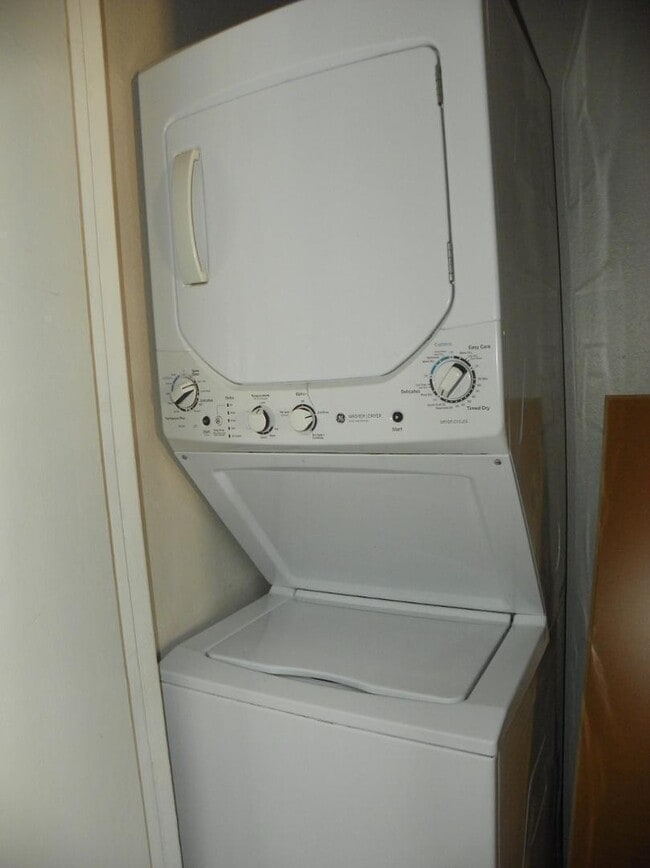 Building Photo - 811 Country Club Dr SE