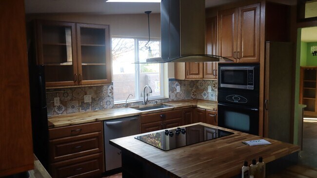 Building Photo - Spacious