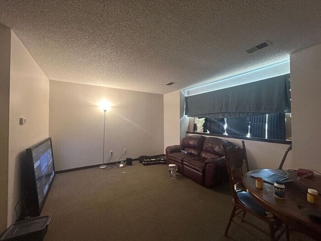Building Photo - $825 | 2 Bedroom, 1 Bathroom Apartment | C...