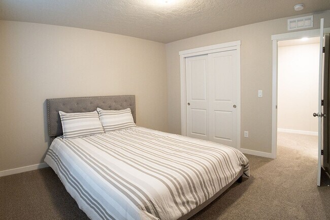 Building Photo - 4 bed 2 bath with bonus room