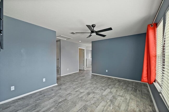 Building Photo - 214 Briarwood Dr