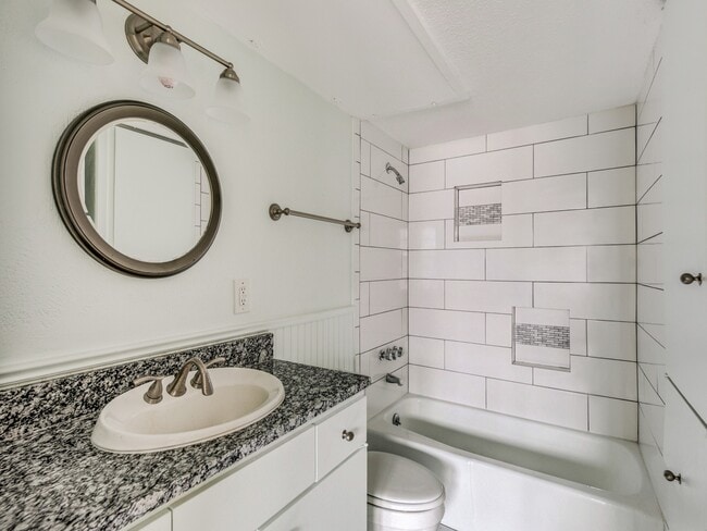 Building Photo - 5833 Sandhurst Ln