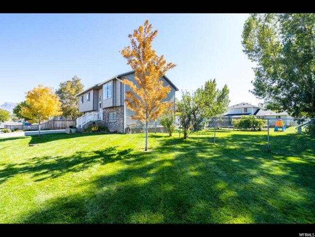 Building Photo - 1243 1870 N