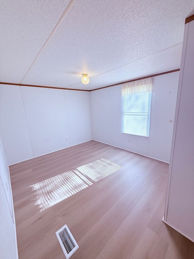 Building Photo - Single Wide Home 5 minutes to Wrightsville Beach and UNCW 2 bedroom with deck