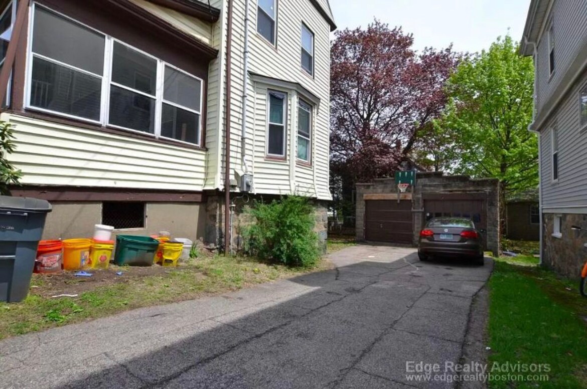 Building Photo - 136 Brooks St