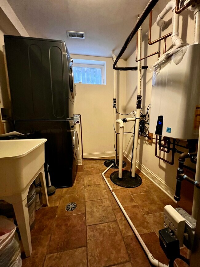 In-unit laundry room/mudroom - 1525 N Maplewood Ave