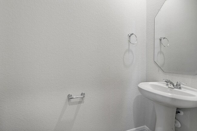 Building Photo - 104 Woodrow Ln