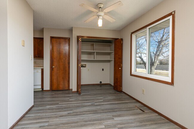 Building Photo - Updated 5 bedroom | 2 bath | 2 car garage | WALK OUT BASEMENT | Fenced backyard | Close to downto...